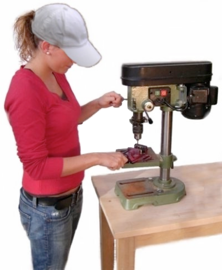 Sch&uuml;ler an der St&auml;ndebohrmaschine