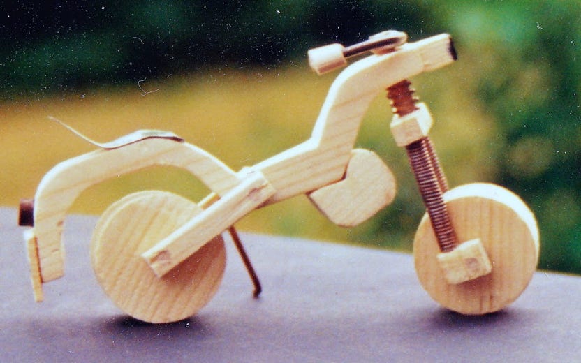 Werkaufgabe mit Werkstoff Holz: Motorrad aus Holz