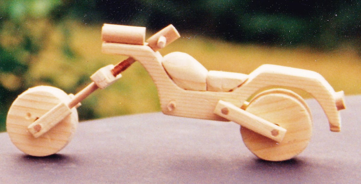 Werkaufgabe mit Werkstoff Holz: Motorrad aus Holz