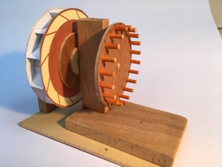 Werkaufgabe mit Werkstoff Holz:   Wassermühle mit Wasserrad und Kammgetriebe, Mühlstein